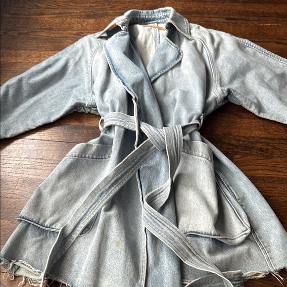 DONNA TRENCH in wanderlust - Picture 2 of 16